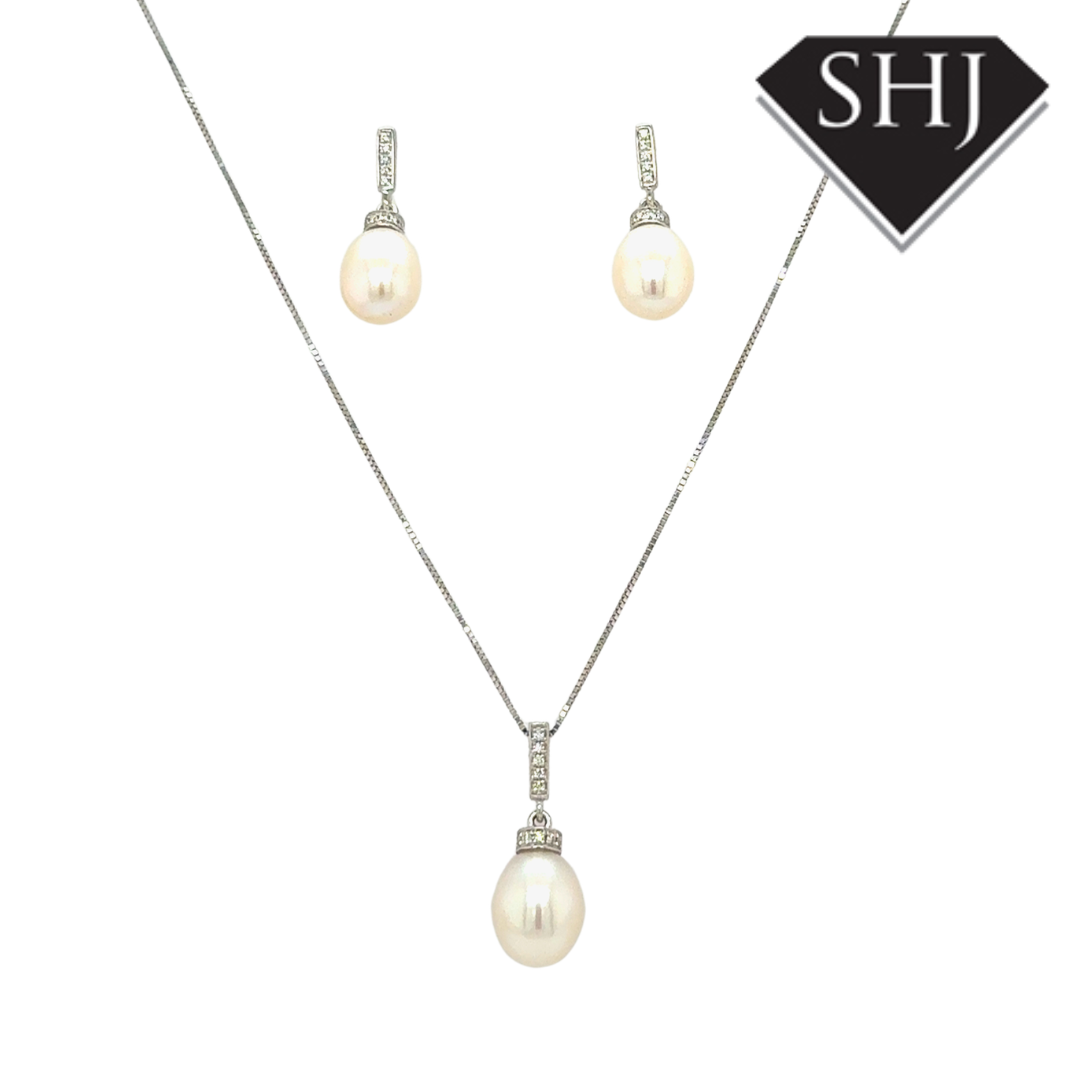 9ct White Gold Pearl & 0.04ct Diamond Pendant & Chain