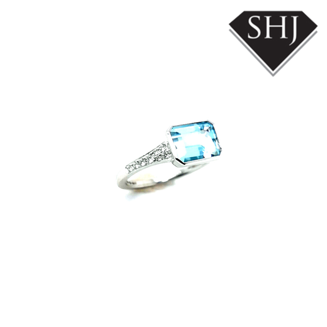 18ct White Gold Aqua and Diamond Ring 2.1ct