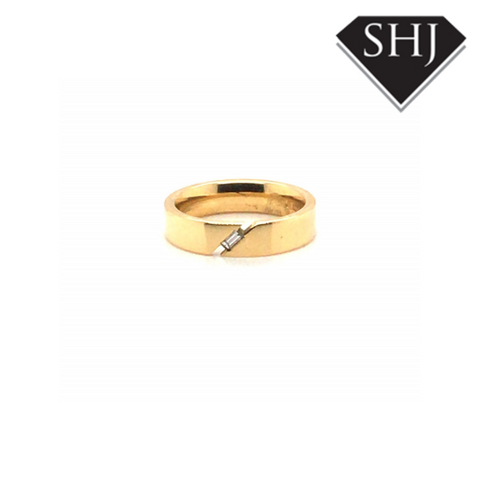18ct Yellow Gold Diamond Set Band with baguette diamond
