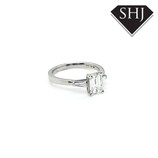 Platinum Diamond Single Stone Diamond Shoulder Ring