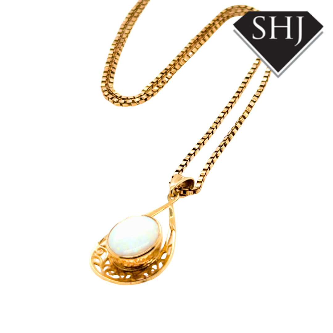 9ct Yellow Gold Opal Pendant & Chain