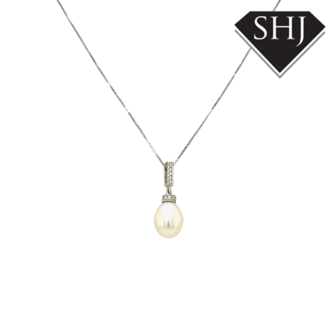9ct White Gold Pearl & 0.04ct Diamond Pendant & Chain
