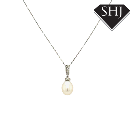 9ct White Gold Pearl & 0.04ct Diamond Pendant & Chain