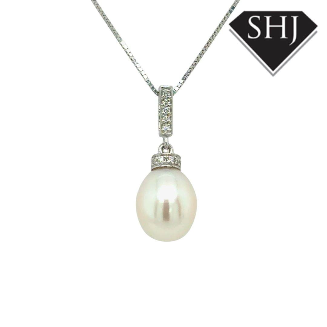 9ct White Gold Pearl & 0.04ct Diamond Pendant & Chain