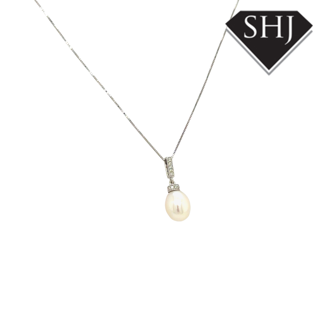 9ct White Gold Pearl & 0.04ct Diamond Pendant & Chain