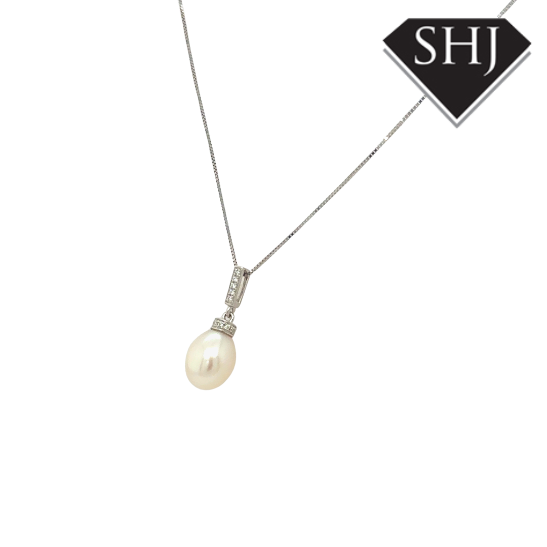 9ct White Gold Pearl & 0.04ct Diamond Pendant & Chain