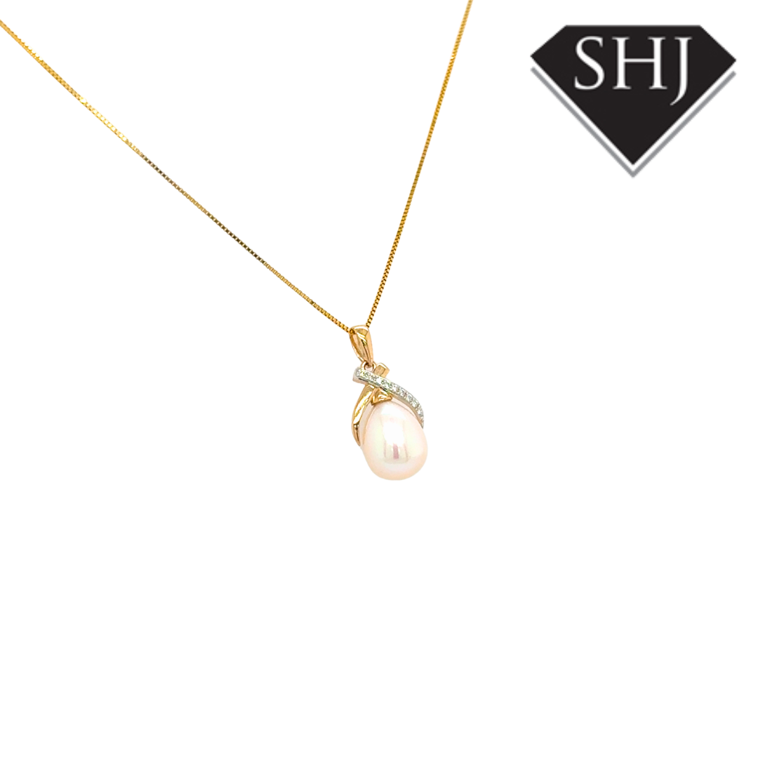 9ct Yellow Gold Pearl & 0.04ct Diamond Pendant & Chain